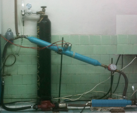 Лабораторна установка для проведення корозійних випробувань у трубопроводі з датчиками для вимірювання швидкості корозії і швидкості потоку води, яка моделює умови насичення води вуглекислим газом при спалюванні природного газу.  